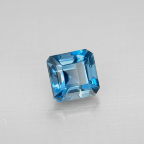 1.67カラットの天然ロンドンブルートパーズ（6.1×6.1 mm・エメラルドカット）
