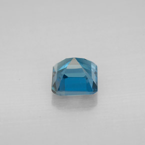 1.47カラットの天然ロンドンブルートパーズ（6.1×6 mm・エメラルドカット）