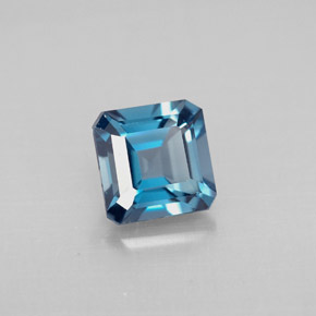 1.31カラットの天然ロンドンブルートパーズ（6×6 mm・エメラルドカット）
