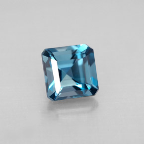 1.50カラットの天然ロンドンブルートパーズ（6×6 mm・エメラルドカット）