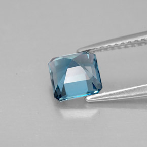 1.57カラットの天然ロンドンブルートパーズ（6.1×6 mm・エメラルドカット）