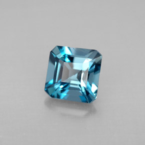 1.35カラットの天然ロンドンブルートパーズ（6.1×6 mm・エメラルドカット）