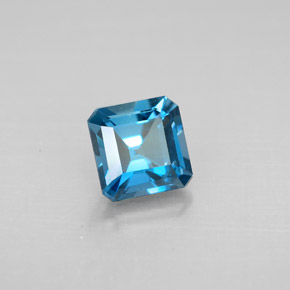 1.47カラットの天然ロンドンブルートパーズ（6.1×6 mm・エメラルドカット）