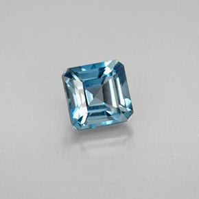1.61カラットの天然ロンドンブルートパーズ（6.1×6 mm・エメラルドカット）