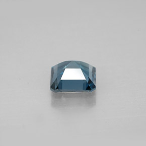 1.30カラットの天然ロンドンブルートパーズ（6.1×6 mm・エメラルドカット）