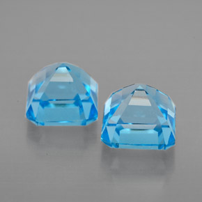 カラットの天然スイスブルートパーズ（6.1×6.1 mm・エメラルドカット）