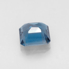1.62カラットの天然ロンドンブルートパーズ（6.7×6.6 mm・エメラルドカット）