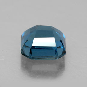 2.50カラットの天然ロンドンブルートパーズ（7.2×7.2 mm・エメラルドカット）
