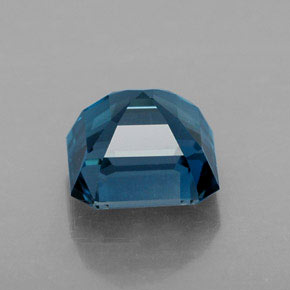 2.38カラットの天然ロンドンブルートパーズ（7.1×7.1 mm・エメラルドカット）