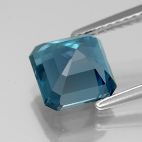 2.57カラットの天然ロンドンブルートパーズ（7.2×7.2 mm・エメラルドカット）