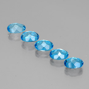 カラットの天然スイスブルートパーズ（8.1×6.1 mm・オーバルカット）