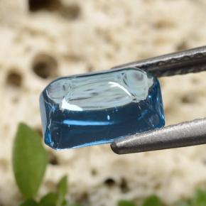 1.80カラットの天然スイスブルートパーズ（7.9×6 mm・エメラルドカット）