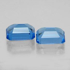 カラットの天然スイスブルートパーズ（8.1×6 mm・エメラルドカット）