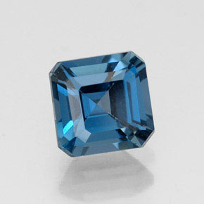1.36カラットの天然ロンドンブルートパーズ（6.1×6 mm・エメラルドカット）