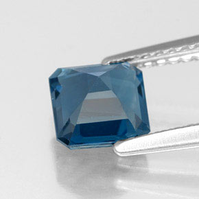 1.36カラットの天然ロンドンブルートパーズ（6.1×6 mm・エメラルドカット）
