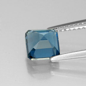 1.48カラットの天然ロンドンブルートパーズ（6×6 mm・エメラルドカット）