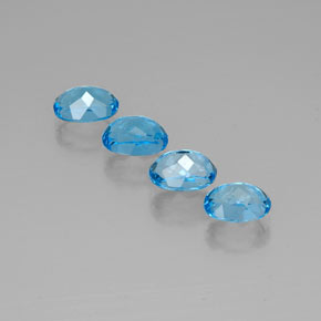 カラットの天然スイスブルートパーズ（8×6 mm・オーバルカット）