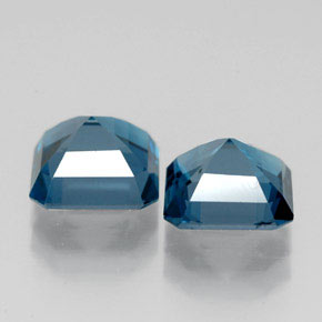 カラットの天然ロンドンブルートパーズ（7.2×7.1 mm・エメラルドカット）