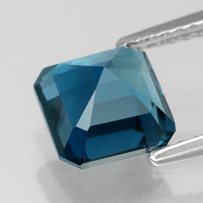 2.49カラットの天然ロンドンブルートパーズ（7.2×7.1 mm・エメラルドカット）
