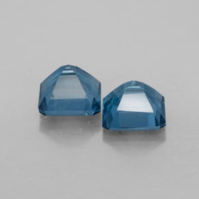 カラットの天然ロンドンブルートパーズ（7.1×7.1 mm・エメラルドカット）