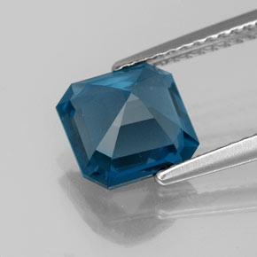 2.41カラットの天然ロンドンブルートパーズ（7.7×7.6 mm・エメラルドカット）