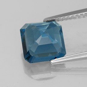 2.68カラットの天然ロンドンブルートパーズ（8×7.8 mm・エメラルドカット）