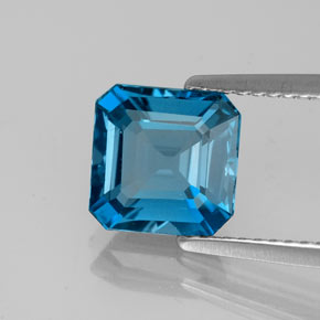 2.67カラットの天然ロンドンブルートパーズ（7.9×7.8 mm・エメラルドカット）