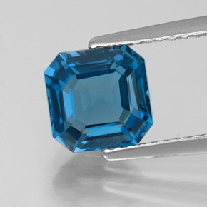 2.25カラットの天然ロンドンブルートパーズ（7.2×7.2 mm・エメラルドカット）