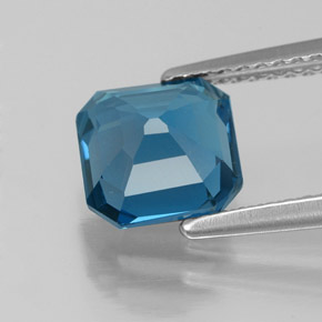 2.25カラットの天然ロンドンブルートパーズ（7.2×7.2 mm・エメラルドカット）