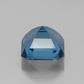3.41カラットの天然ロンドンブルートパーズ（8.1×8.1 mm・エメラルドカット）