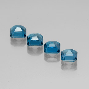 カラットの天然ロンドンブルートパーズ（6.1×6 mm・エメラルドカット）