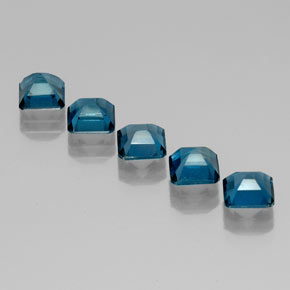 カラットの天然ロンドンブルートパーズ（6.1×6 mm・エメラルドカット）