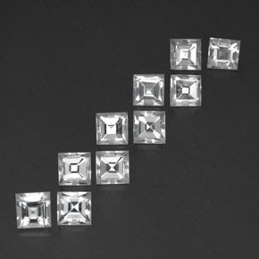 8.32カラットの天然ホワイトトパーズ（5×5 mm・四角）