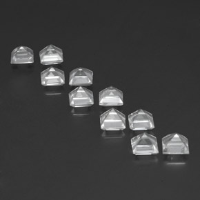 8.32カラットの天然ホワイトトパーズ（5×5 mm・四角）