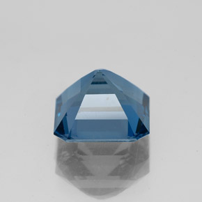 2.86カラットの天然ロンドンブルートパーズ（8.1×8.1 mm・エメラルドカット）