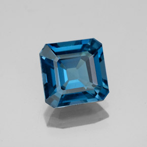 2.62カラットの天然ロンドンブルートパーズ（8.1×8.1 mm・エメラルドカット）