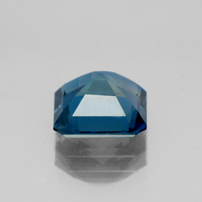 2.62カラットの天然ロンドンブルートパーズ（8.1×8.1 mm・エメラルドカット）
