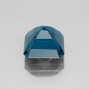 3.18カラットの天然ロンドンブルートパーズ（8.2×8.2 mm・エメラルドカット）
