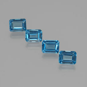8.16カラットの天然ロンドンブルートパーズ（8.1×6.1 mm・エメラルドカット）
