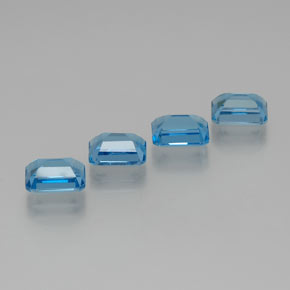 8.64カラットの天然スイスブルートパーズ（8.1×6.1 mm・エメラルドカット）