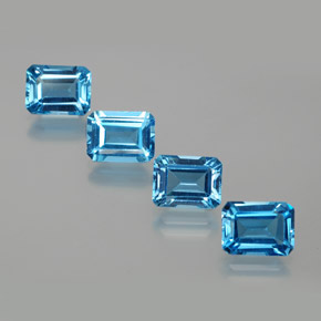 8.25カラットの天然スイスブルートパーズ（7.9×6 mm・エメラルドカット）