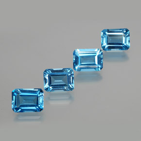 8.25カラットの天然スイスブルートパーズ（7.9×6 mm・エメラルドカット）