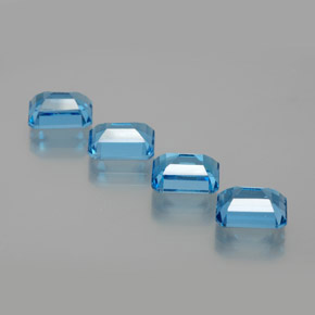 8.25カラットの天然スイスブルートパーズ（7.9×6 mm・エメラルドカット）