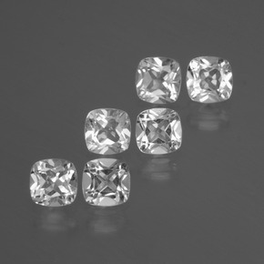 3.14カラットの天然クリアホワイトトパーズ（4.5×4.5 mm・クッションカット）
