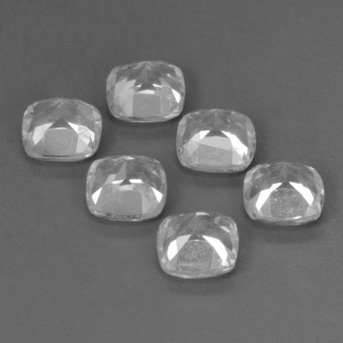 3.38カラットの天然ホワイトトパーズ（4.6×4.5 mm・クッションカット）