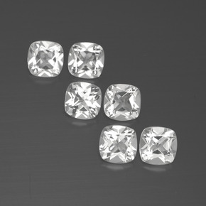 2.95カラットの天然ホワイトトパーズ（4.6×4.6 mm・クッションカット）