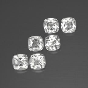 2.95カラットの天然ホワイトトパーズ（4.6×4.6 mm・クッションカット）