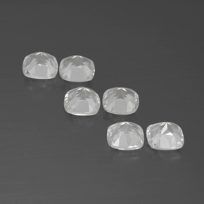 2.95カラットの天然ホワイトトパーズ（4.6×4.6 mm・クッションカット）
