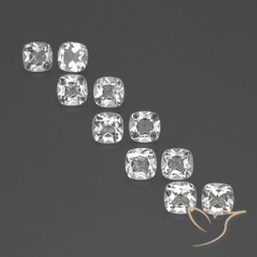 4.74カラットの天然ホワイトトパーズ（4.6×4.6 mm・クッションカット）
