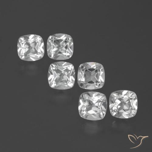 2.96カラットの天然ホワイトトパーズ（4.6×4.6 mm・クッションカット）